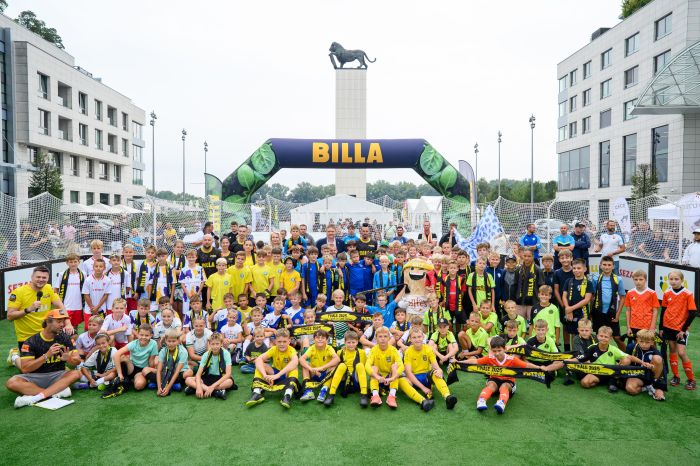 Finále Futbalu v meste a nástup tímov   FOTO: BILLA