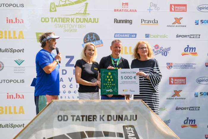 Jana Riečanská a Jana Gregorovičová z BILLA Slovensko odovzdali dar pre NÚDCH do rúk Petra Bartoňa  FOTO: BILLA