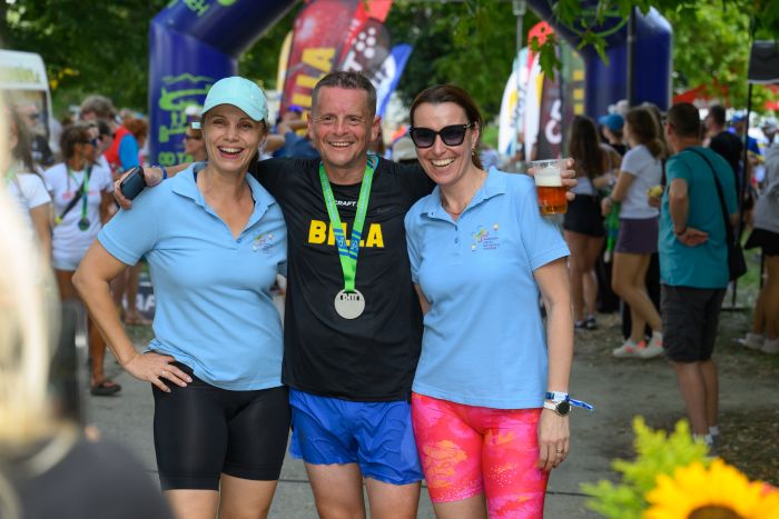 Peter Bartoň, bežec BILLA tímu a riaditeľ NÚDCH s kolegyňami  FOTO: BILLA