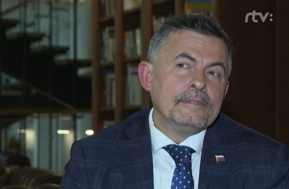 Normaliz&aacute;cia v priamom prenose: Machala chce redaktorov pokutovať za slovo USA. Počuť chce S&Scaron;A