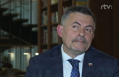 Normaliz&aacute;cia v priamom prenose: Machala chce redaktorov pokutovať za slovo USA. Počuť chce S&Scaron;A