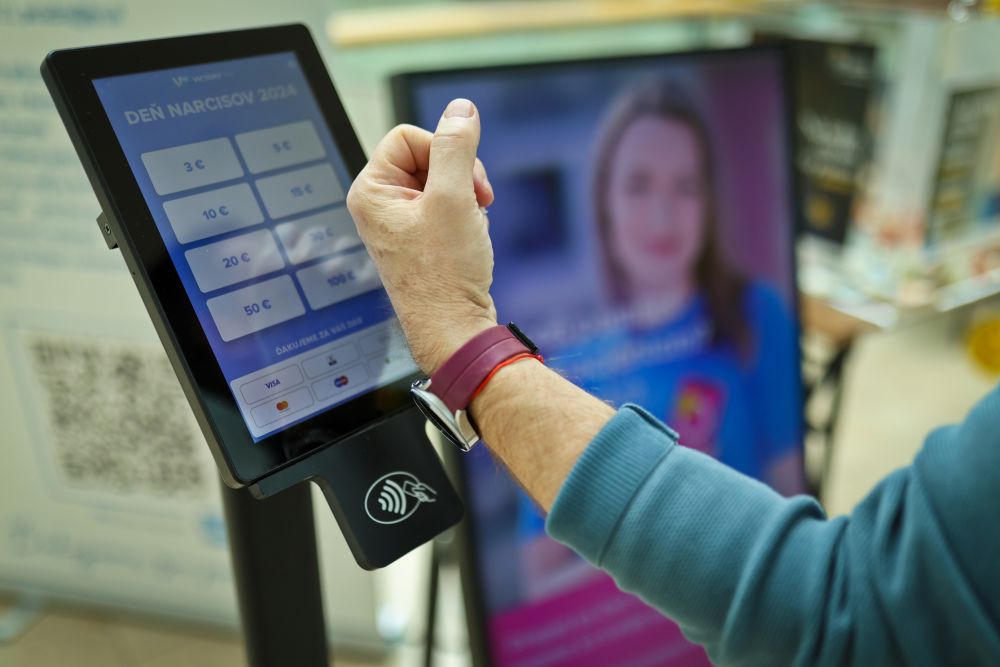 Bl&iacute;ži sa Deň narcisov. Slovensk&aacute; sporiteľňa op&auml;ť prin&aacute;&scaron;a inovat&iacute;vne možnosti pomoci