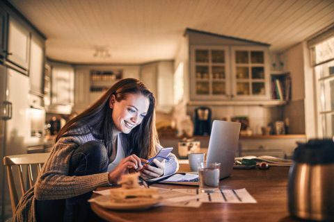 Finančn&eacute; prokrastinovanie: 26 % Sloveniek a Slov&aacute;kov uprednostňuje už&iacute;vanie si pred odkladan&iacute;m na bud&uacute;cnosť. Rovnak&eacute; percento si ne&scaron;etr&iacute; z každej v&yacute;platy