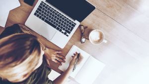 Finančn&eacute; spr&aacute;vanie Slov&aacute;kov st&aacute;le ovplyvňuj&uacute; už prežit&eacute; stereotypy. 8 z 10 si rad&scaron;ej na&scaron;etr&iacute;, než by si požičali, 92 % si mysl&iacute;, že investovanie je len pre bohat&yacute;ch