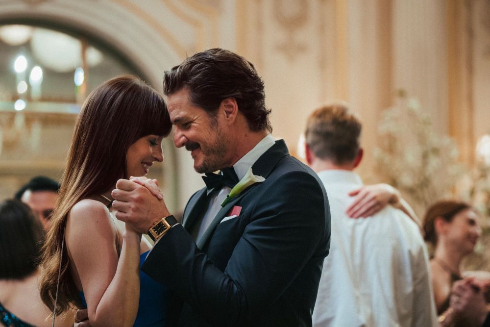 Najviac sexy trojuholn&iacute;k tohto leta: Dakota Johnson, Pedro Pascal a Chris Evans. Čo chce&scaron; viac? (VIDEO)