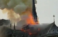 Notre Dame horí, na sociálnych sieťach pribúdajú smutné zábery (VIDEO)