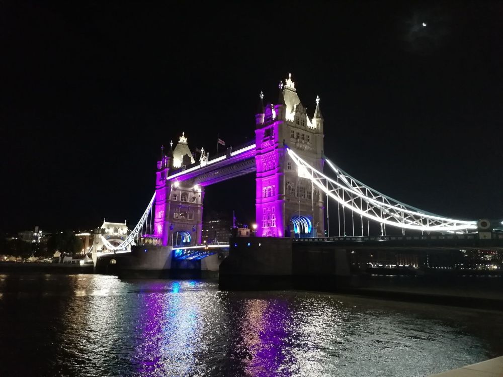 Princ Harry pricestoval do Brit&aacute;nie, očak&aacute;va sa verdikt v spore s Daily Mail