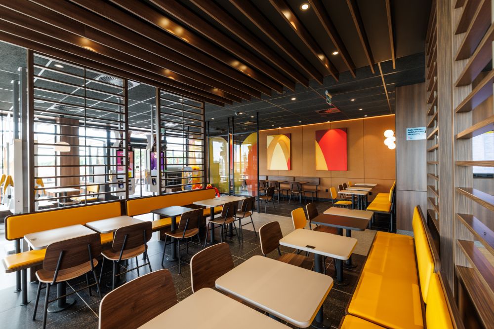 McDonald’s otvoril novú reštauráciu pri diaľnici D1, otvorená je už od 6:00, ponúka aj nabíjanie elektromobilov