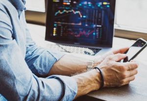 AI VERZUS EXPERT: Kto v&aacute;m d&aacute; lep&scaron;iu investičn&uacute; radu? V&yacute;sledok prekvap&iacute;