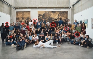 Na reklamnej fotke školy vo Francúzsku doplnili nenápadne černochov