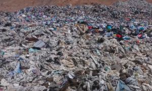 P&uacute;&scaron;ť Atacama sa men&iacute; na cintor&iacute;n oblečenia z cel&eacute;ho sveta (VIDEO)