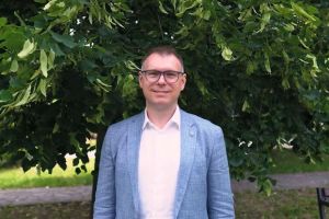 &Scaron;&eacute;f stavebnej firmy vysvetľuje, prečo na stavbe zbieraj&uacute; bat&eacute;rie, na &scaron;kol&aacute;ch &scaron;tudentov a ako odol&aacute;vaj&uacute; poku&scaron;eniu &iacute;sť skratkou