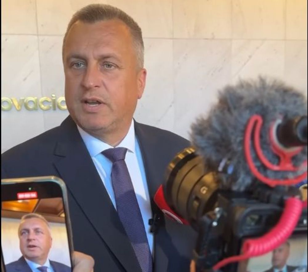 Andrej Danko na ot&aacute;zky redaktorky o alkohole a n&aacute;kupe hasičsk&yacute;ch &aacute;ut reagoval ur&aacute;žkami (VIDEO)