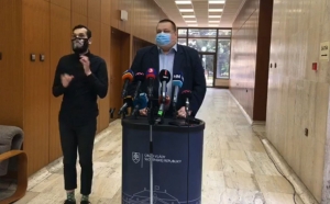 Hlavný hygienik pripustil otvorenie materských a základných škôl a upustenie od povinnosti nosiť rúška (VIDEO)