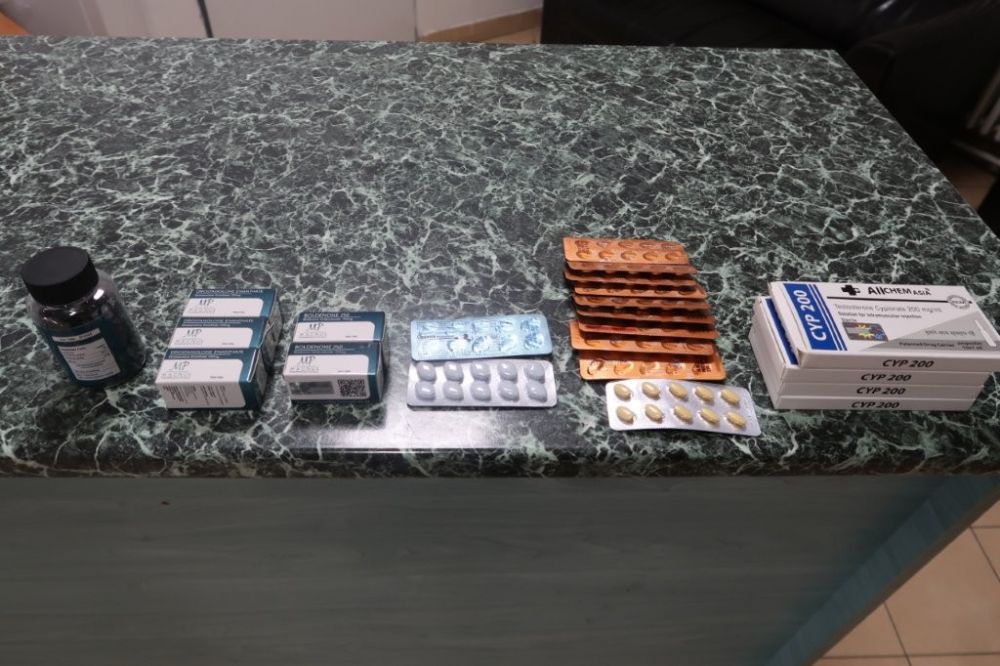Na hranici zadržali ženu s kufrom pln&yacute;m anabolick&yacute;ch steroidov a liekov na erekciu (FOTO)
