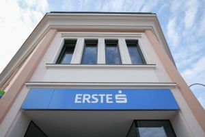 Skupina Erste &uacute;spe&scaron;ne zavŕ&scaron;ila akviz&iacute;ciu 49 % kontroln&eacute;ho podielu v Santander Bank Polska
