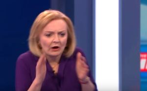 Debatu kandidátov na britského premiéra nečakane ukončili. Moderátorka omdlela (VIDEO)