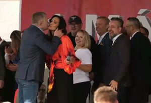 Karin Majt&aacute;nov&aacute;, dožaduj&uacute;ca sa bozku od Fica, patr&iacute; na m&iacute;tingy Smeru, ale nie na obrazovku STVR (VIDEO)