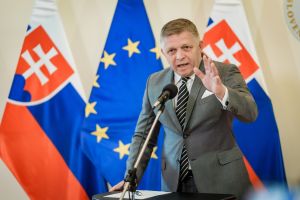 Robert Fico chce regulovať novin&aacute;rov, zasahuje t&yacute;m do slobody slova, upozorňuje PS