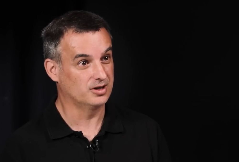 V Nov&yacute;ch Z&aacute;mkoch napadli zn&aacute;meho report&eacute;ra Ivana Bradu