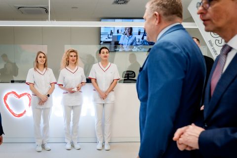 Fico lieta trysk&aacute;čom na oslavy, k&yacute;m ľudia čakaj&uacute; na pomoc