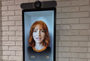 Do predajni Orange prichádza AI avatarka ORI