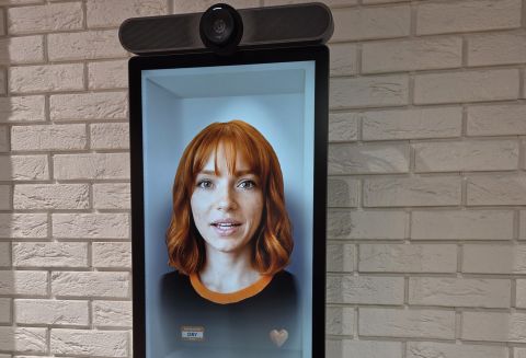 Do predajni Orange prichádza AI avatarka ORI