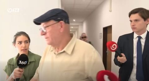 Poďte, poďte, rýchlo... Utekajme...! Ani trápny beh pred novinármi nekompetentnosť Oľhu neprekryje