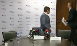 Minister po dvoch otázkach novinárky z tlačovky ušiel