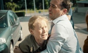 O Oscara zabojuje aj film Otec, ktor&yacute; pr&aacute;ve prich&aacute;dza do k&iacute;n (VIDEO)