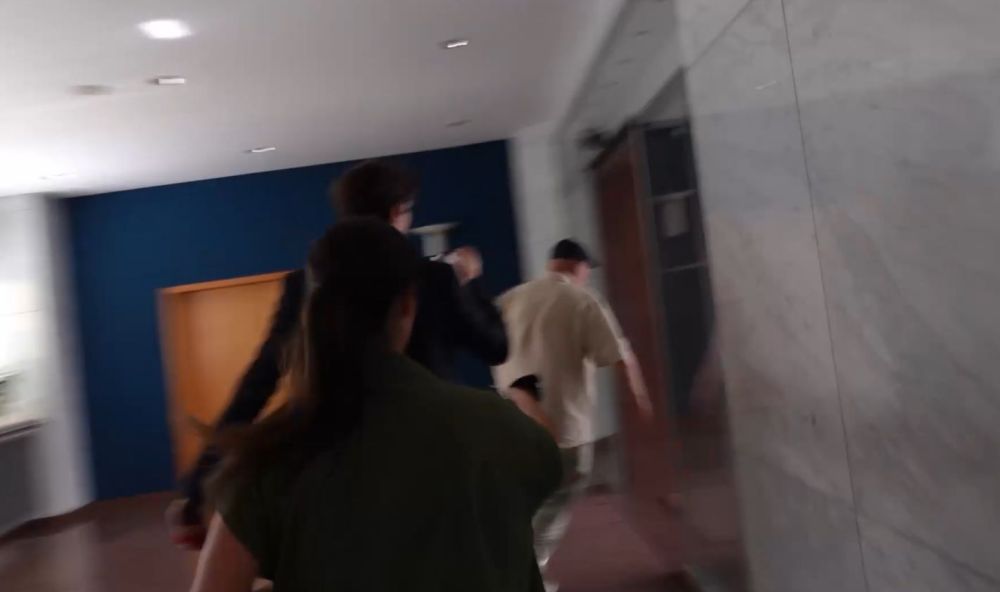 Matúš Oľha pred novinármi trápne utekal (VIDEO)