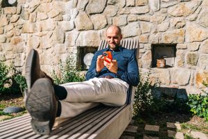 Psychol&oacute;g: Keď sme unaven&iacute;, nehľad&aacute;me oddych, ale &uacute;nik. Prečo pr&aacute;ve vtedy siahame po telef&oacute;ne?